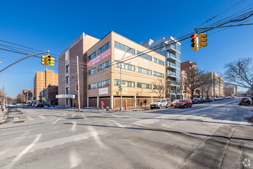 3175 23rd St, Astoria, NY à louer - Photo du bâtiment - Image 3 de 5