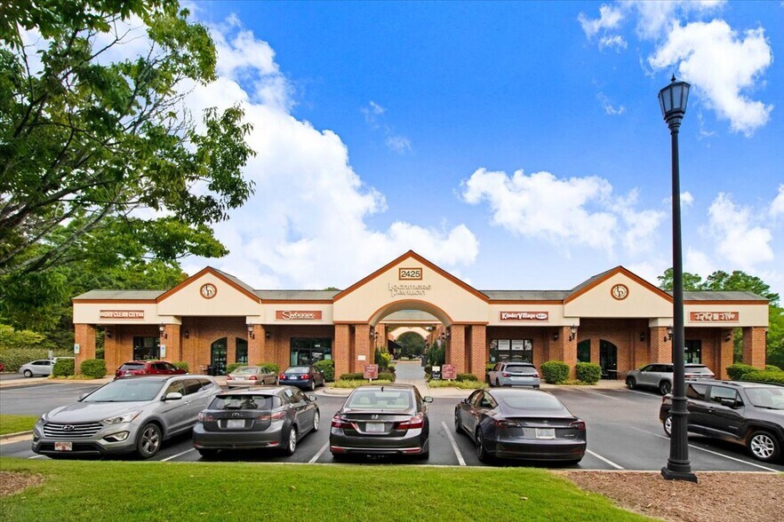 2425 Kildaire Farm Rd, Cary, NC à louer - Photo du bâtiment - Image 2 de 6