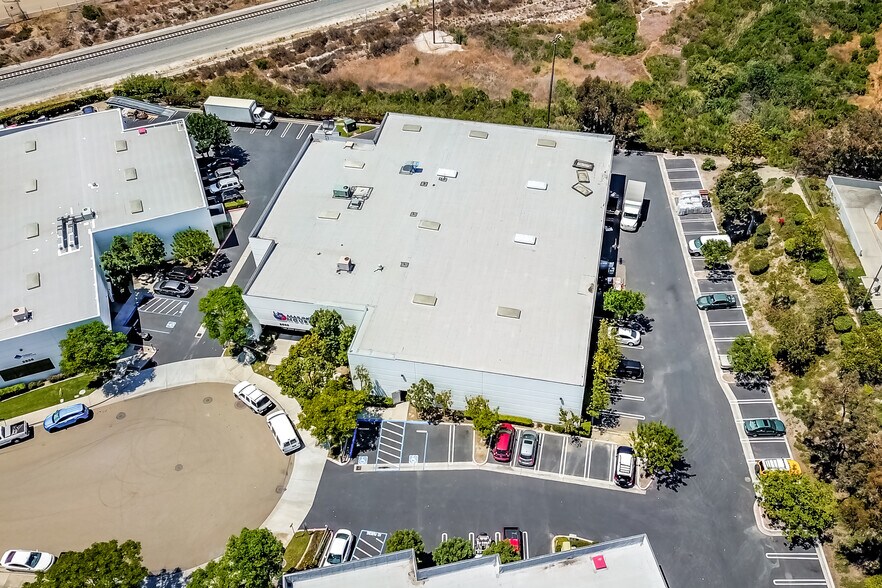 2555 Jason Ct, Oceanside, CA à louer - Photo du bâtiment - Image 3 de 10