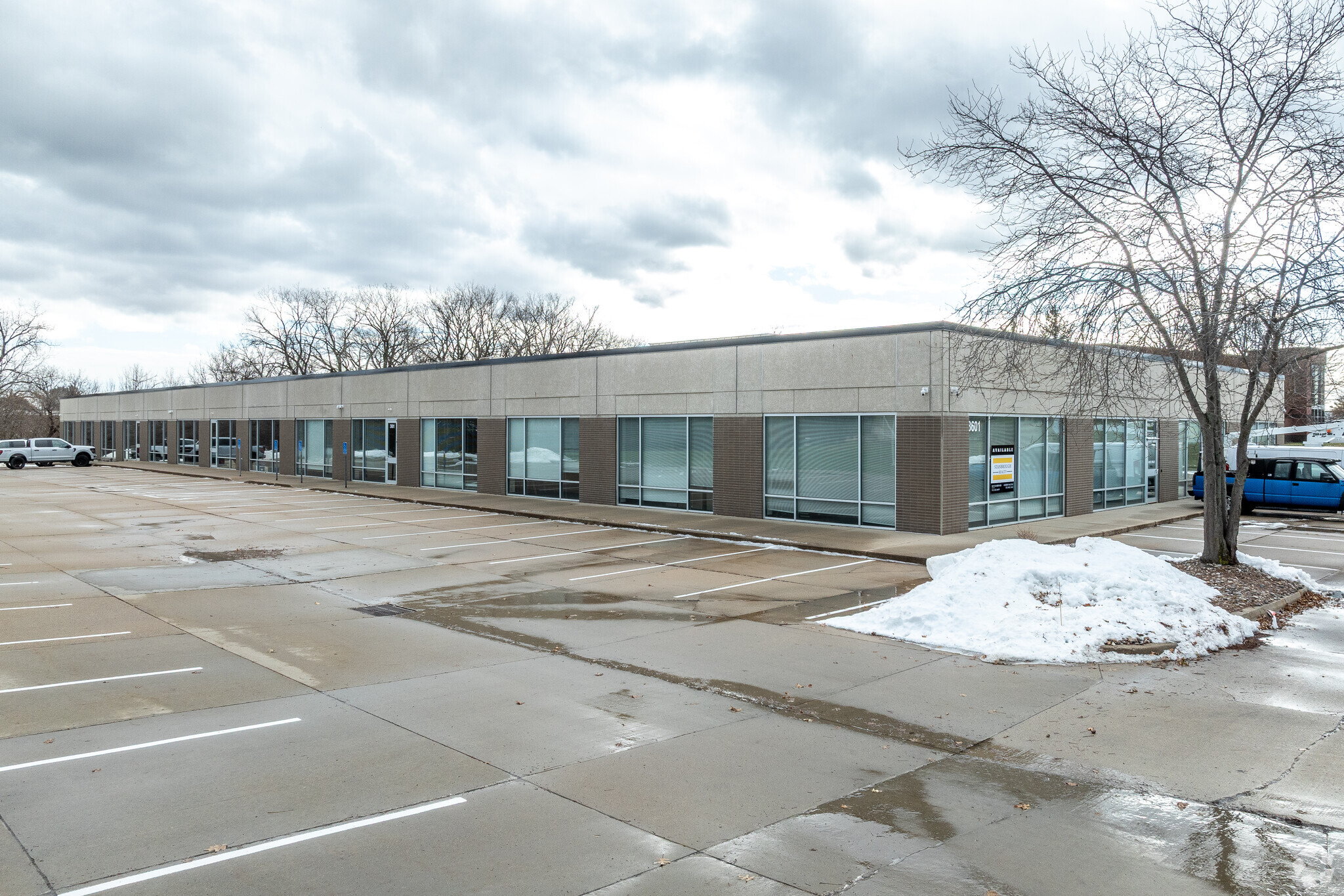 3601-3629 109th St, Urbandale, IA for lease Primary Photo- Image 1 of 5