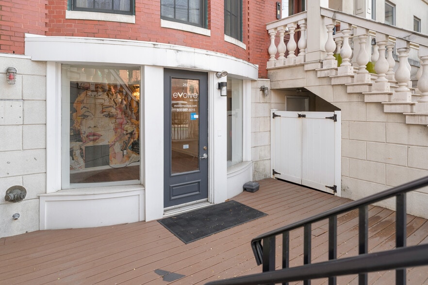 263 Grand St, Jersey City, NJ à louer - Photo du bâtiment - Image 3 de 10