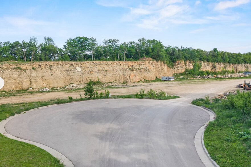 1750 Rocky Bluff Ct, Cross Plains, WI à vendre - Photo du bâtiment - Image 2 de 12