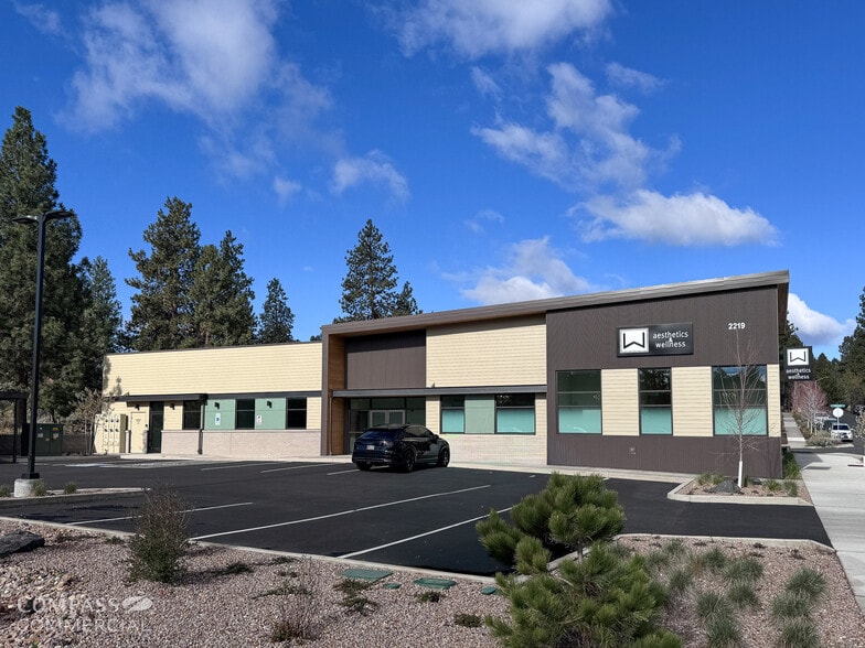 2219 NW Labiche Ln, Bend, OR à louer - Photo du bâtiment - Image 2 de 6