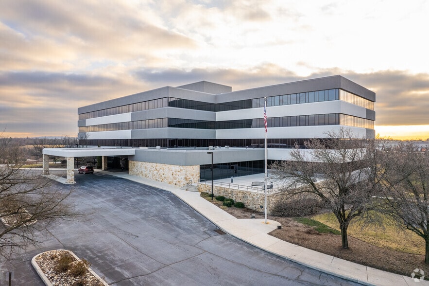 777 E Park Dr, Harrisburg, PA for lease - Building Photo - Image 1 of 17