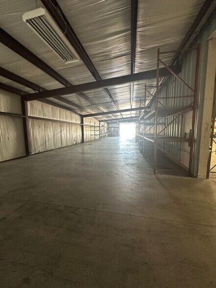 200 N Falcon Dr, Oklahoma City, OK à louer - Photo du bâtiment - Image 3 de 7