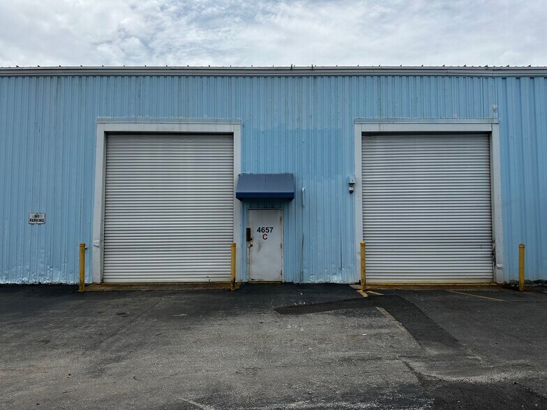 4645-4657 Southern Blvd, West Palm Beach, FL à louer - Photo du bâtiment - Image 3 de 11