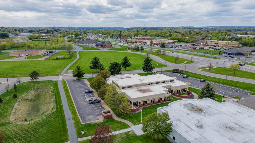 401 Technology Dr E, Menomonie, WI for sale - Building Photo - Image 2 of 27
