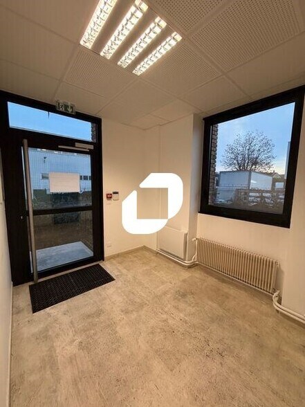 Office in Orgeval for lease - Interior Photo - Image 2 of 7