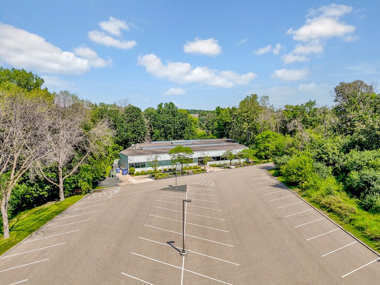 1000 Parkers Lake Rd, Minnetonka, MN for lease - Building Photo - Image 3 of 13