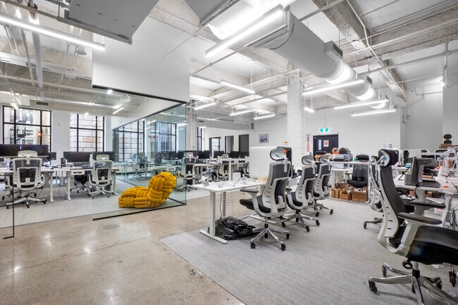 Plus de détails pour 372-396 Rue Notre-Dame O, Montréal, QC - Bureau/Commerce de détail à louer