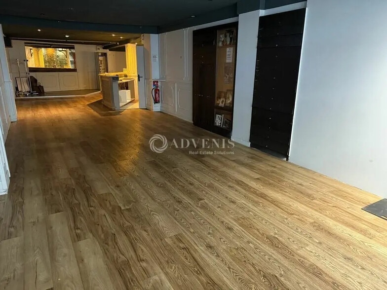 Retail in Orléans for lease - Building Photo - Image 2 of 8