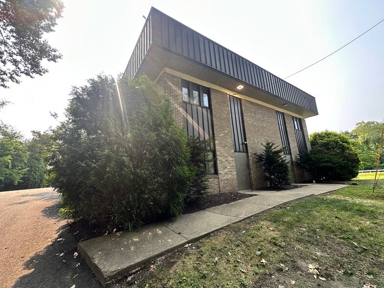 106 Nate Whipple Hwy, Cumberland, RI for lease - Building Photo - Image 2 of 15