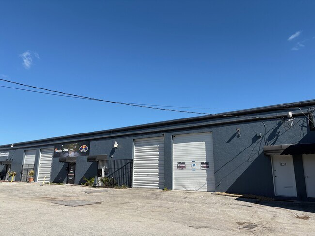 Plus de détails pour 12225-12233 NE 13th Ct, North Miami, FL - Industriel à louer