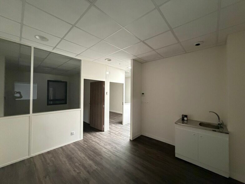 Flex in Décines-Charpieu for lease - Interior Photo - Image 3 of 6