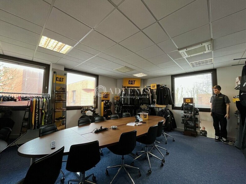 6 Rue Jean Pierre Timbaud, Montigny-le-Bretonneux for sale - Interior Photo - Image 3 of 6