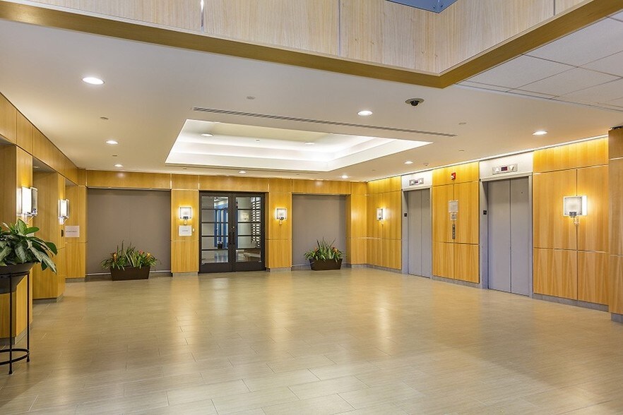 123 Tice Blvd, Woodcliff Lake, NJ à louer - Hall d’entrée - Image 3 de 18