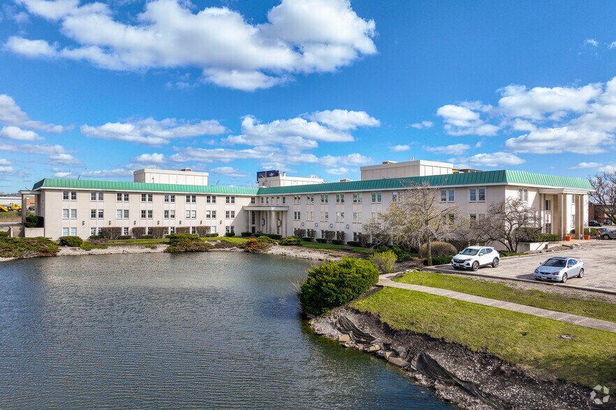 2400 E Devon Ave, Des Plaines, IL à louer - Photo du bâtiment - Image 1 de 12