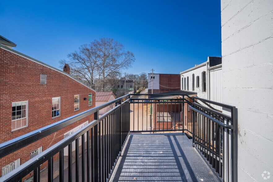 1 W Main St, Buford, GA à louer - Photo du bâtiment - Image 3 de 9