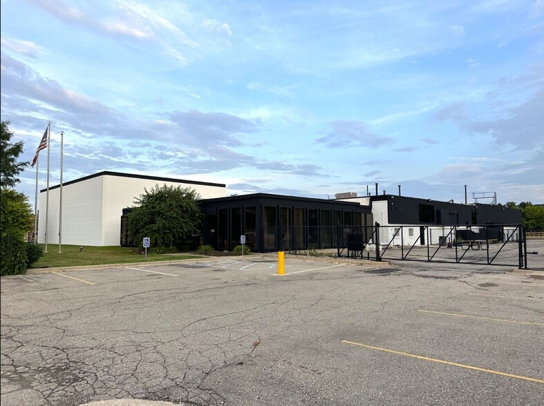 11350 Stephens Rd, Warren, MI for lease - Building Photo - Image 1 of 7