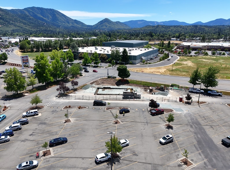 1000 NE E St, Grants Pass, OR for sale - Building Photo - Image 2 of 5