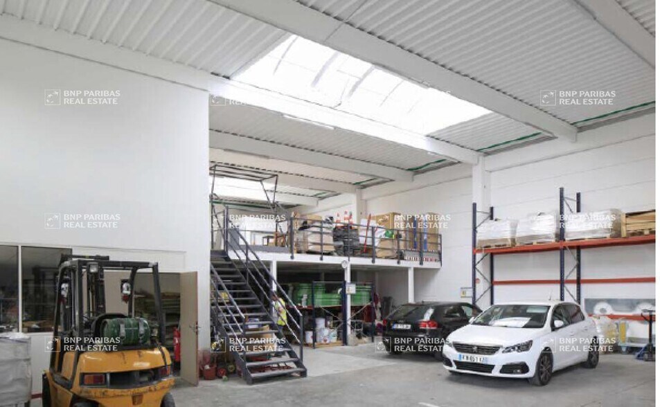 Flex in Bagnolet for lease - Interior Photo - Image 3 of 4