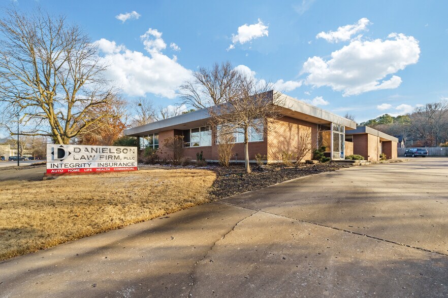 909 E Rolling Hills Dr, Fayetteville, AR à louer - Photo du bâtiment - Image 1 de 11
