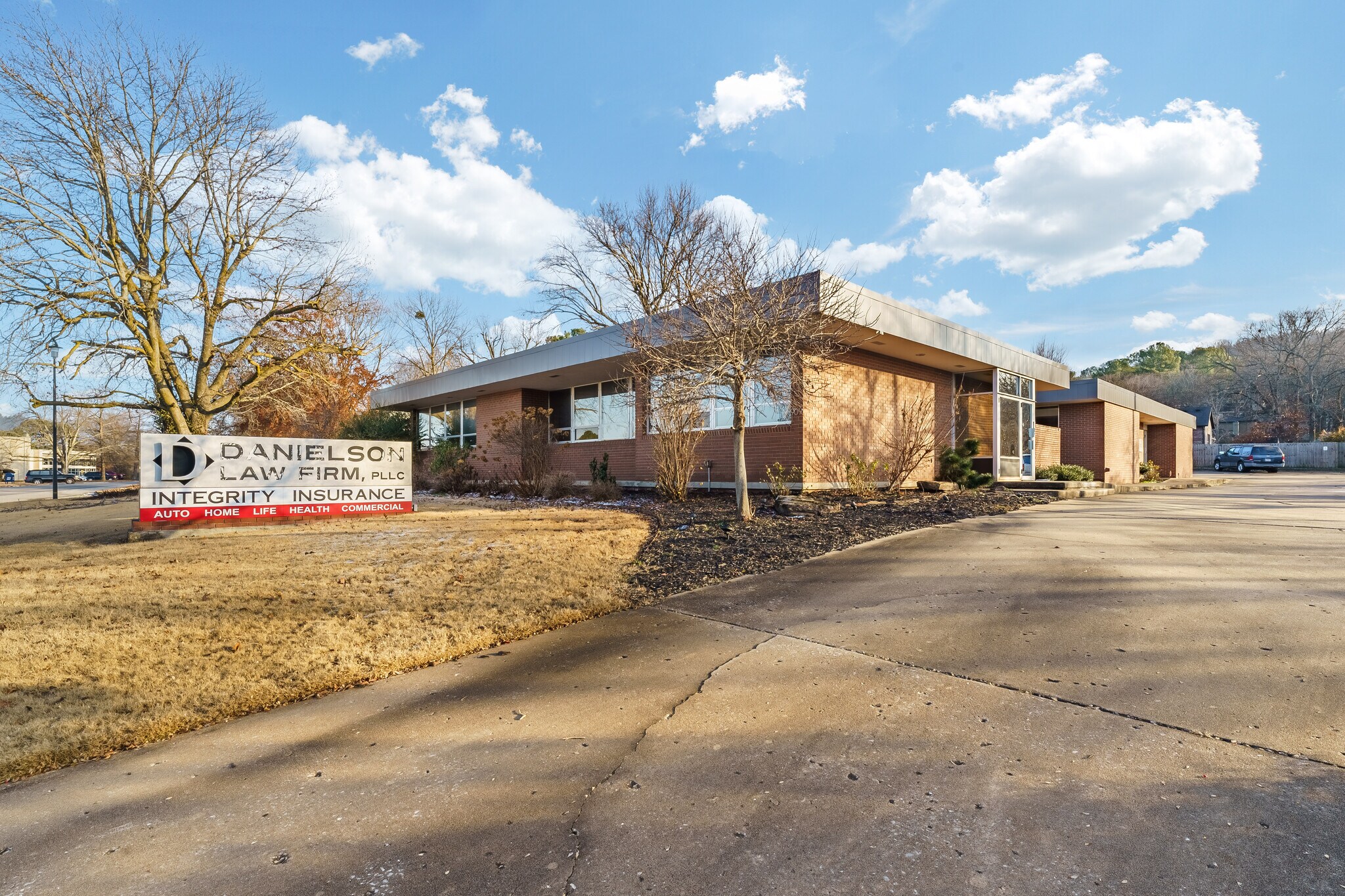 909 E Rolling Hills Dr, Fayetteville, AR à louer Photo du bâtiment- Image 1 de 12