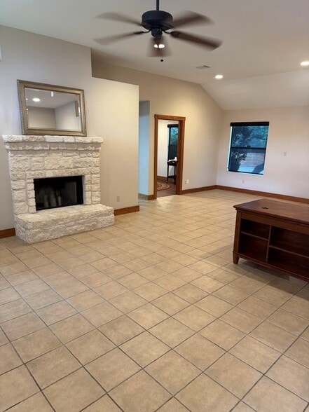 2440 E Highway 290, Dripping Springs, TX for lease - Building Photo - Image 3 of 7