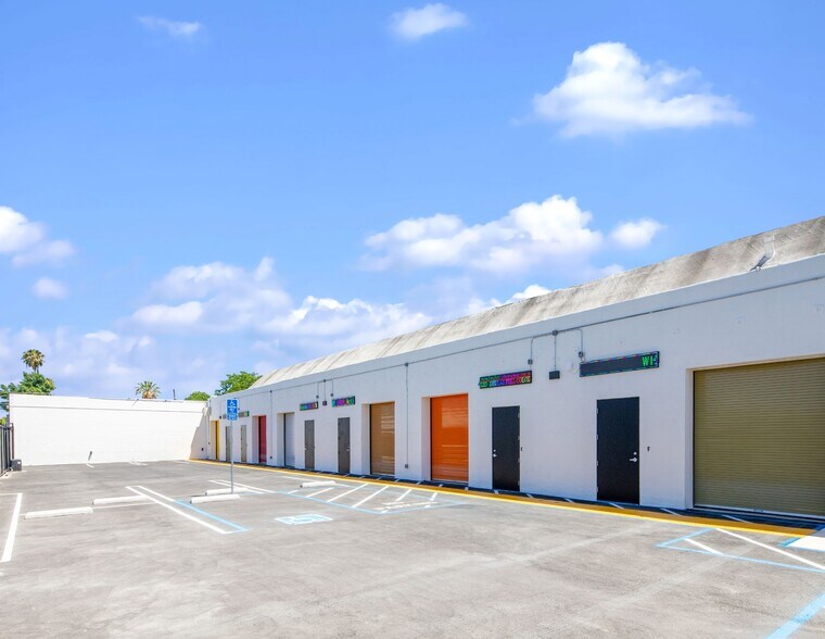 7050 Deering Ave, Canoga Park, CA à louer - Photo du bâtiment - Image 2 de 7