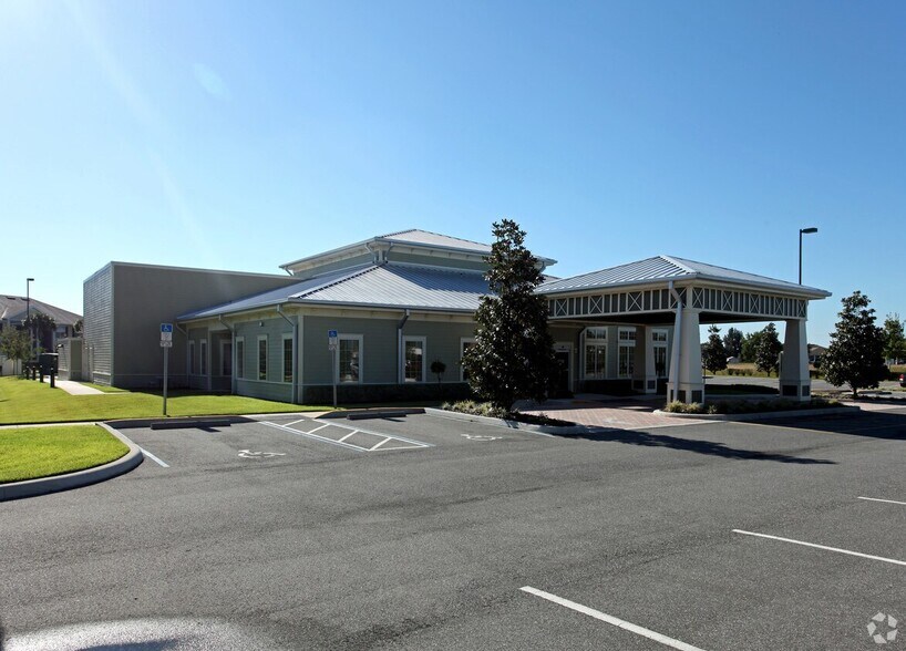 3710 Lake Center Dr, Mount Dora, FL à louer - Photo du bâtiment - Image 2 de 6