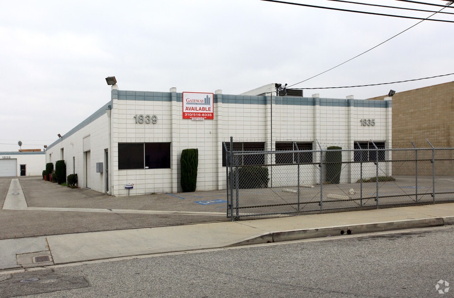 1835, 1839 and 1845 W. 169th St portfolio of 5 properties for sale on LoopNet.ca - Building Photo - Image 2 of 5