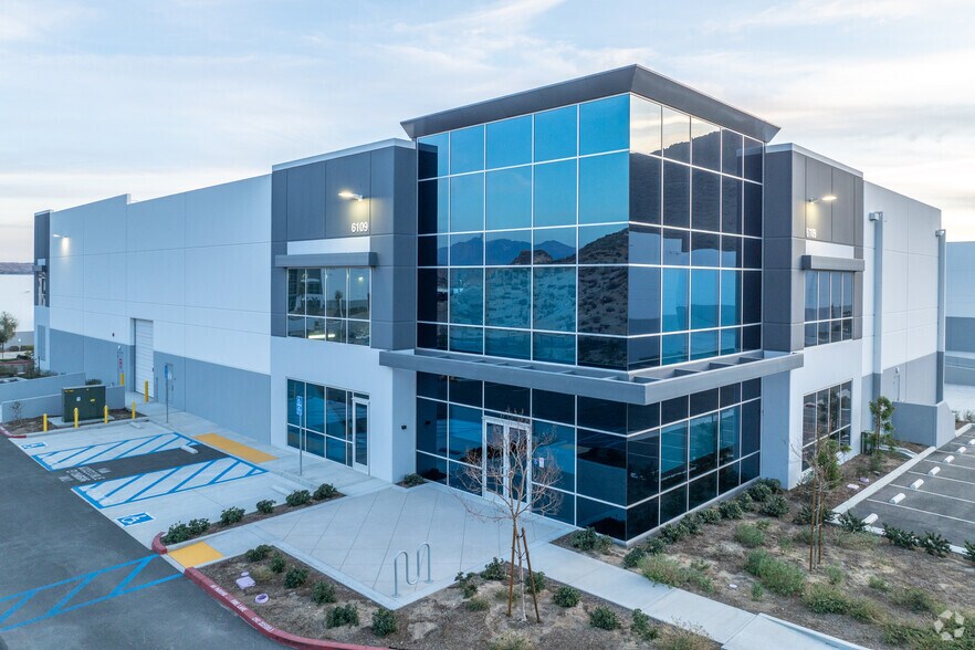 20th St. & Caterpillar Ct, Jurupa Valley, CA à louer - Photo du bâtiment - Image 3 de 6