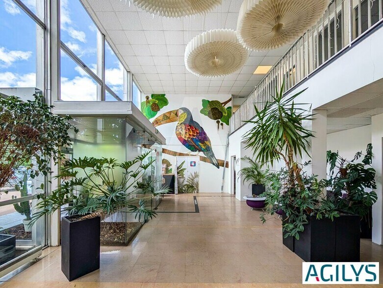 Flex in Chilly-Mazarin for sale - Lobby - Image 2 of 12
