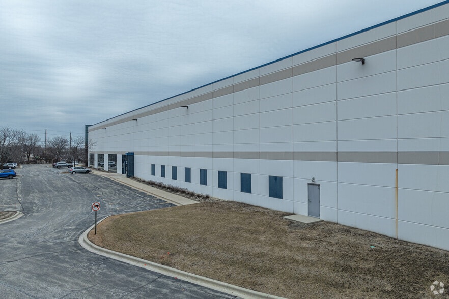 121 E North Ave, Carol Stream, IL for lease - Building Photo - Image 2 of 5