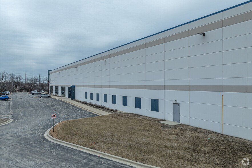 121 E North Ave, Carol Stream, IL à louer - Photo du bâtiment - Image 2 de 5