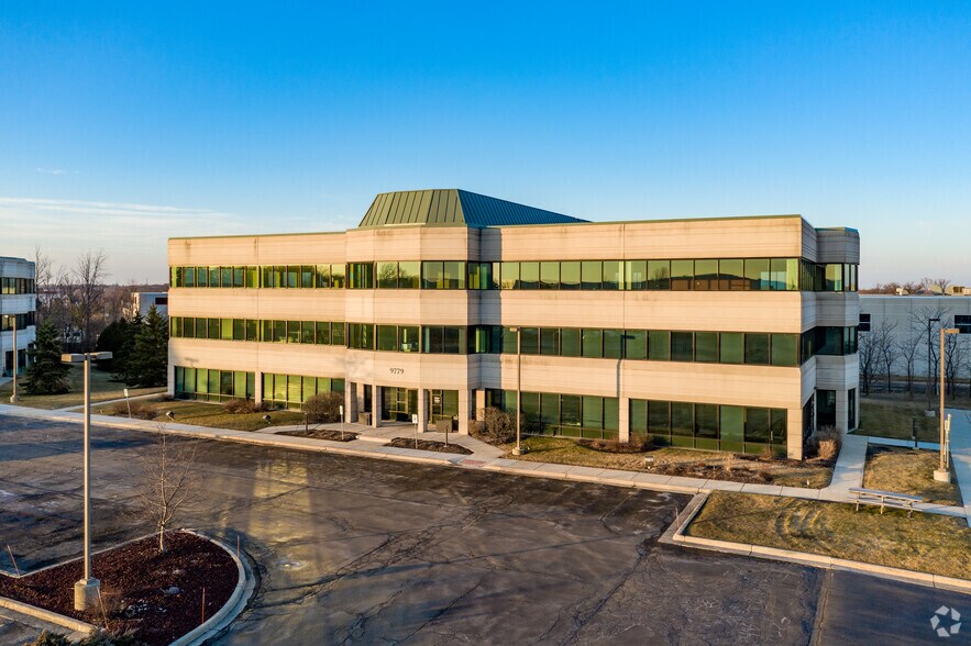 9779 S Franklin Dr, Franklin, WI à louer - Photo du bâtiment - Image 3 de 5