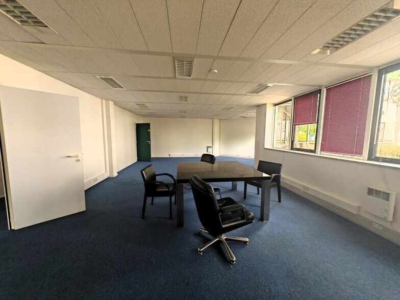 Office in Saint-Thibault-des-Vignes for lease - Building Photo - Image 3 of 8