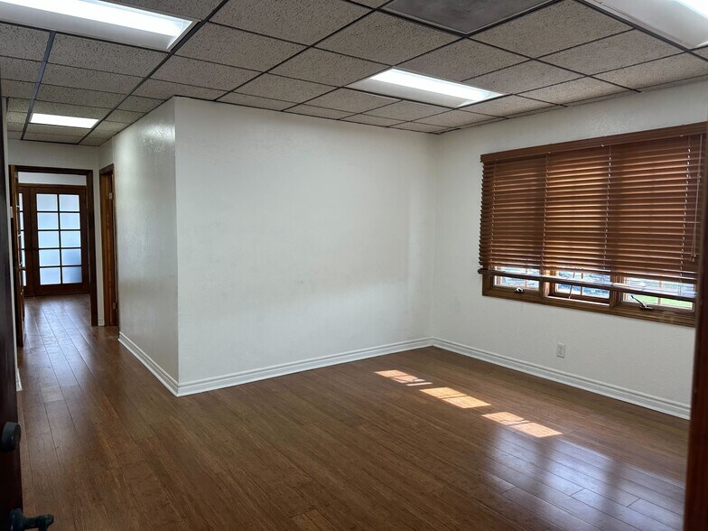 110 Civic Center Dr, Vista, CA à vendre - Photo du bâtiment - Image 2 de 28