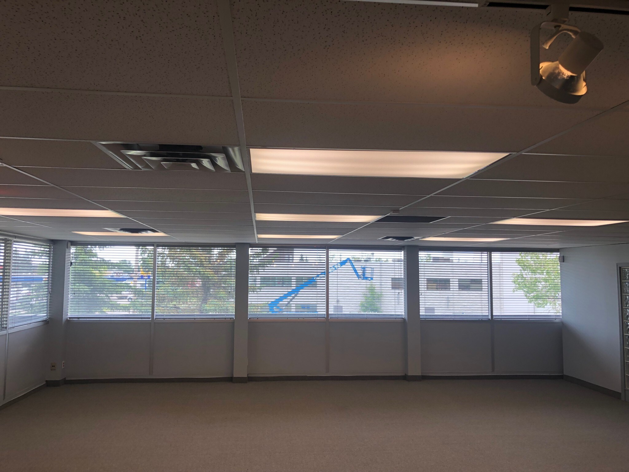 3672 60th Ave SE, Calgary, AB à vendre Photo intérieure- Image 1 de 1