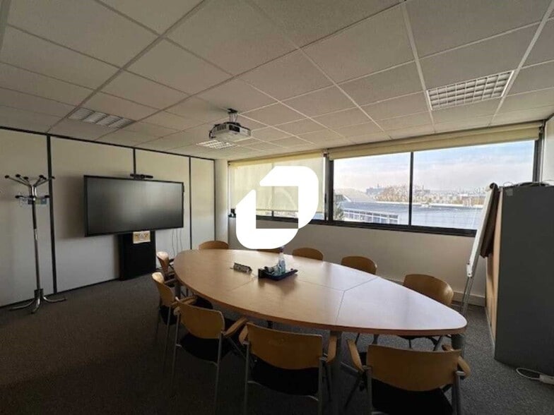 2 Rue Charles Edouard Jeanneret, Poissy for lease - Interior Photo - Image 3 of 7