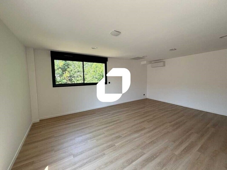 27 Rue Sainte Barbe, Sainte-Foy-lès-Lyon for lease - Interior Photo - Image 2 of 8