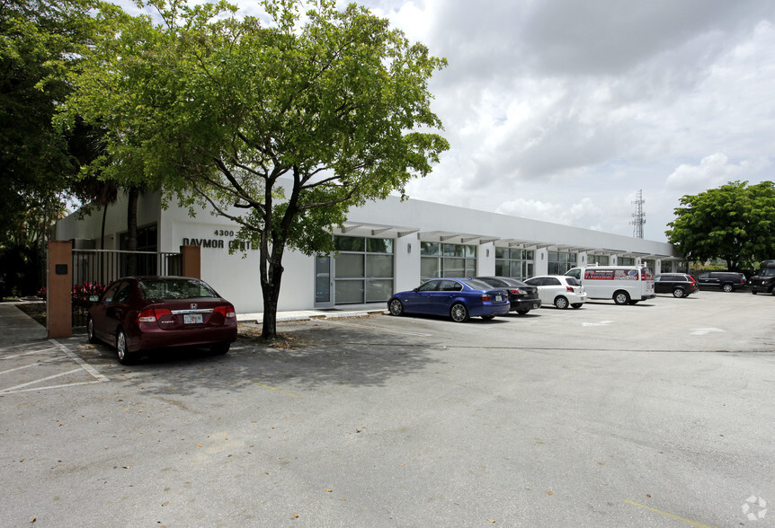 4300 SW 73rd Ave, Miami, FL à louer - Photo du bâtiment - Image 1 de 25