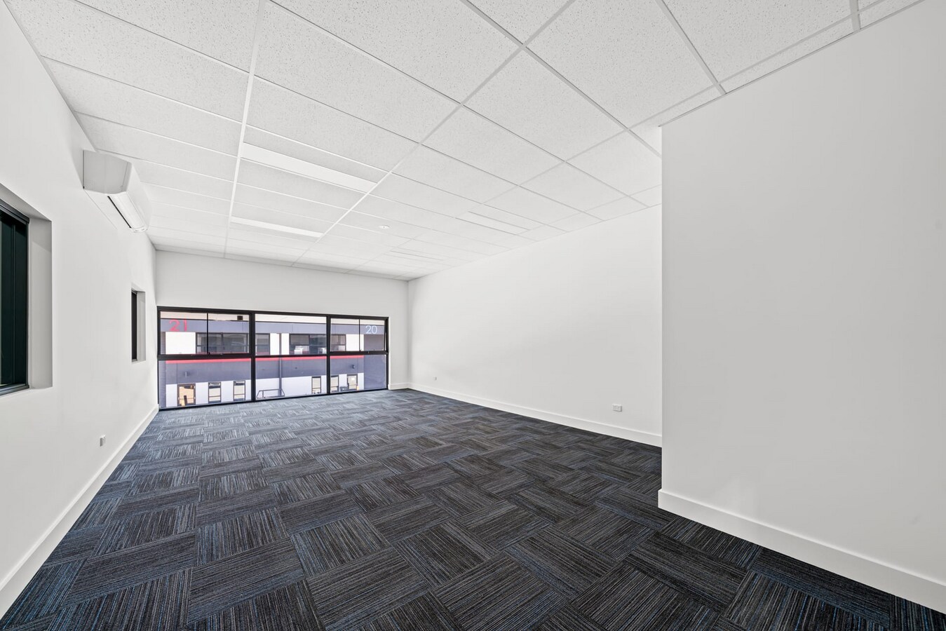 57 Gavenlock Rd, Tuggerah, NSW 2259 - Unité 2 -  - Photo intérieure - Image 2 of 8