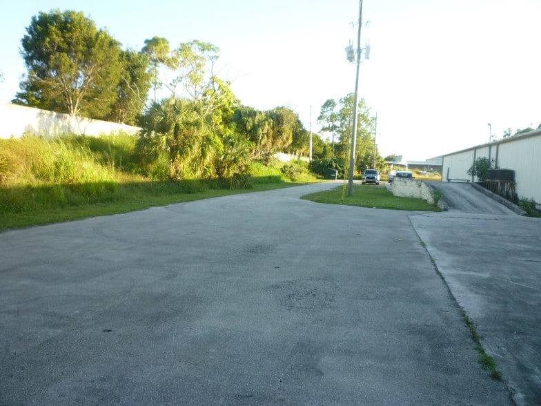 10980 Enterprise Ave, Bonita Springs, FL à louer - Photo du bâtiment - Image 3 de 56