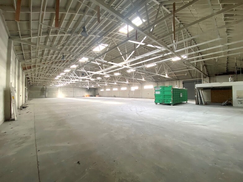 Huntwood warehouses portfolio of 2 properties for sale on LoopNet.ca - Building Photo - Image 2 of 4