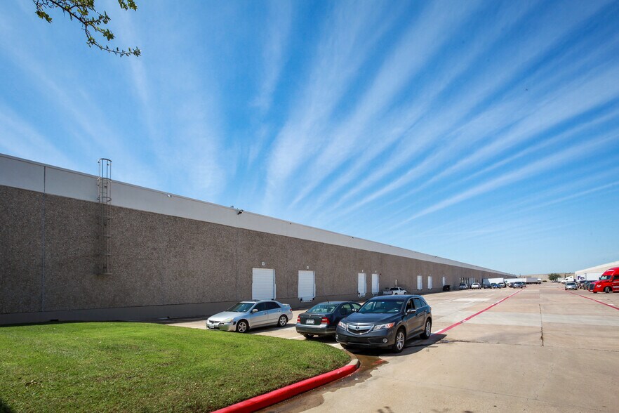 2130-2160 French Settlement Rd, Dallas, TX à louer - Photo du bâtiment - Image 2 de 12