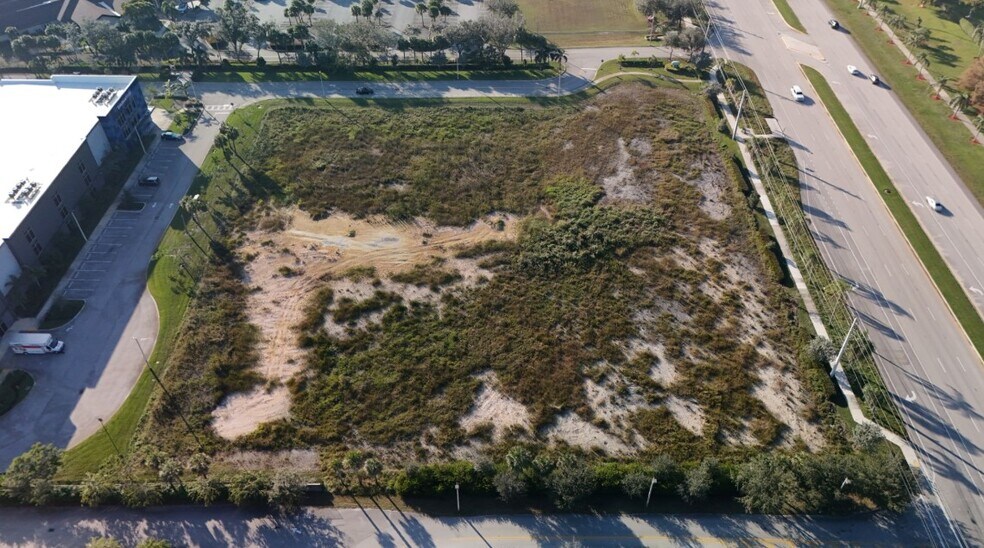 18900 Pines Blvd, Pembroke Pines, FL à vendre - Photo du bâtiment - Image 2 de 12