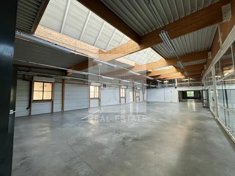 Flex in Villefranche-sur-Saône for lease - Interior Photo - Image 2 of 16