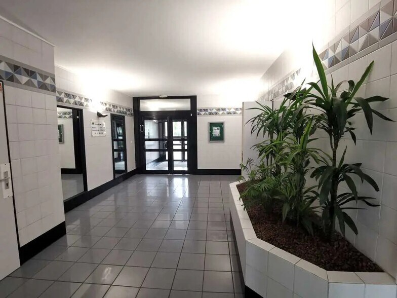 Office in Évry-Courcouronnes for sale - Lobby - Image 2 of 2