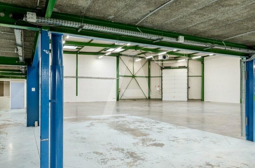Industrial in Saint-Thibault-des-Vignes for lease - Interior Photo - Image 1 of 9